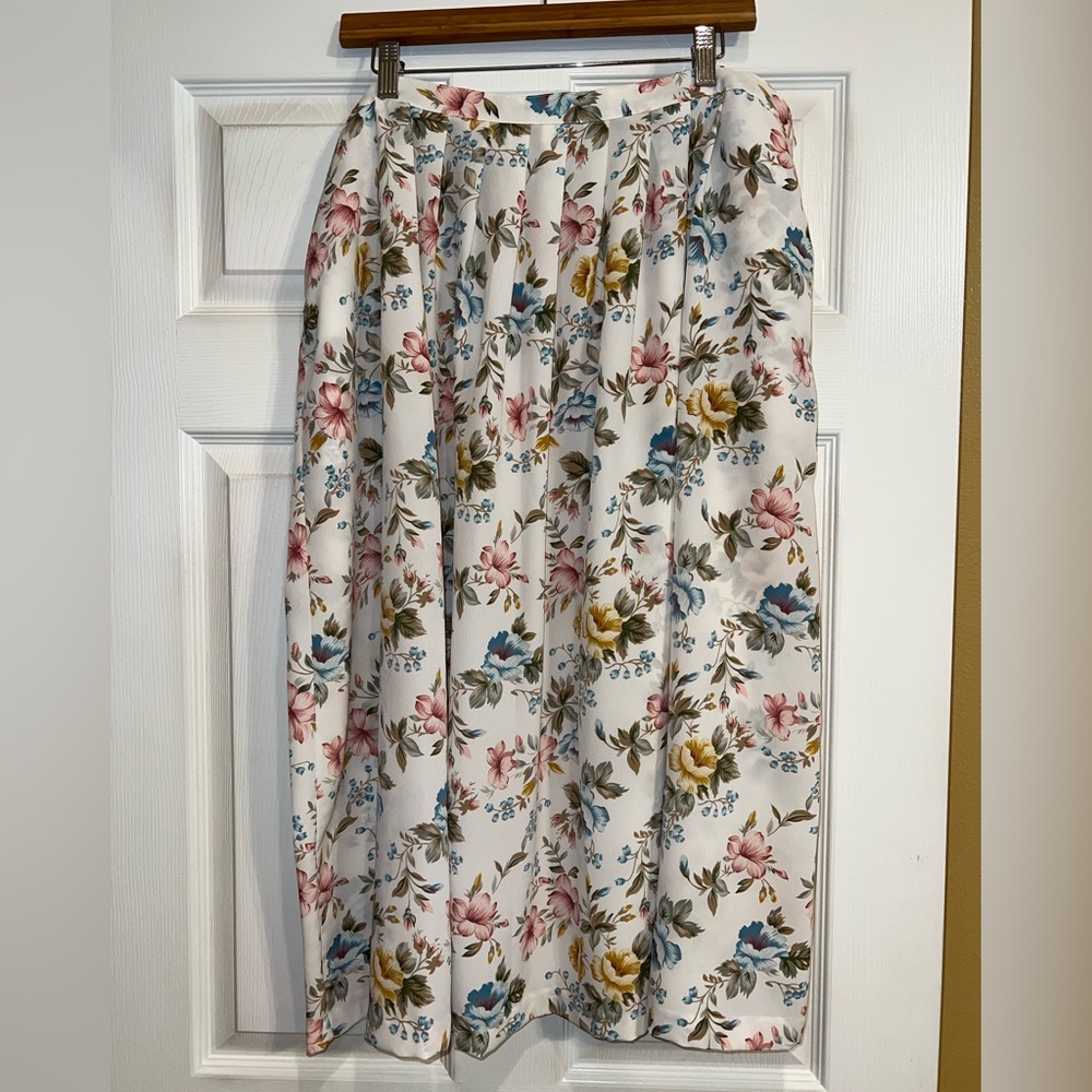 Alfred Dunner White Floral Maxi Skirt. Size 20W. EUC
